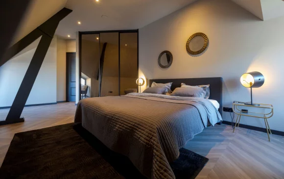 Cozy bedroom with a bed and mirror