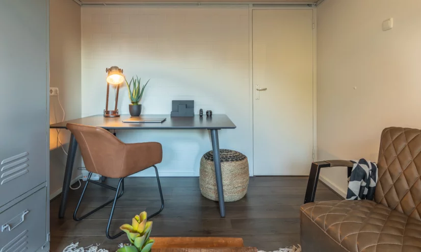 A furnished room for De Veste with a chair and desk