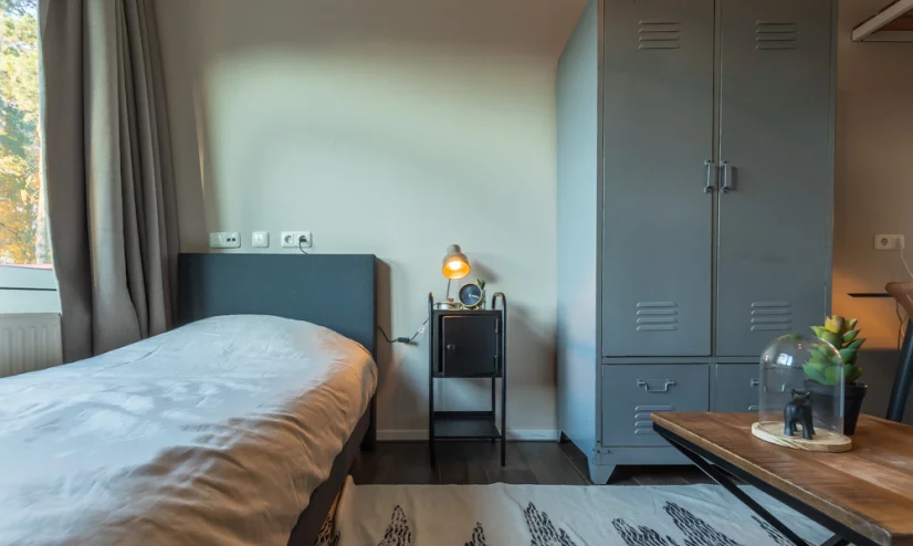 Student room, furnished for De Veste with a bed, locker and table
